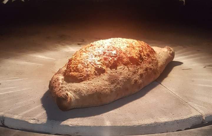 Calzone doré à la sortie du four