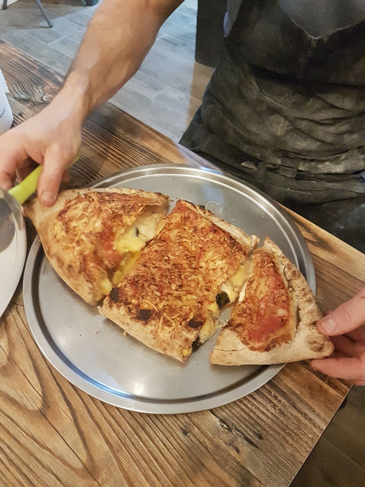 Calzone fondant partagé sur un plateau
