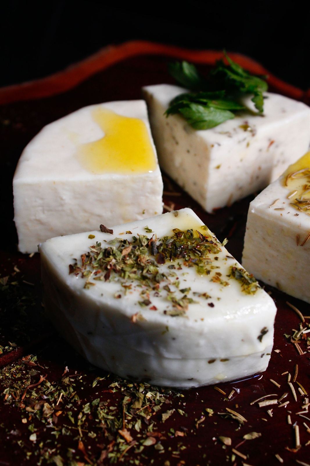Fromage frais blanc arrosé d'huile d'olive et d'herbes