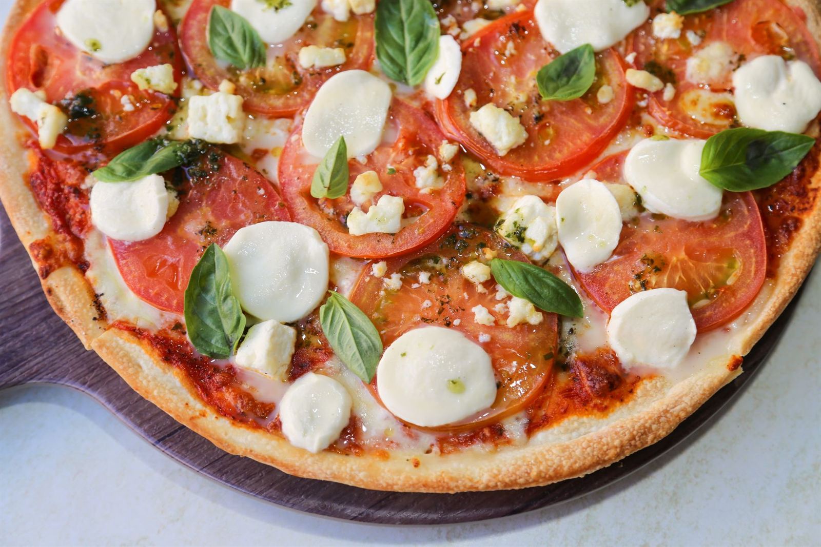 Pizza margherita avec mozzarella, tomates et basilic