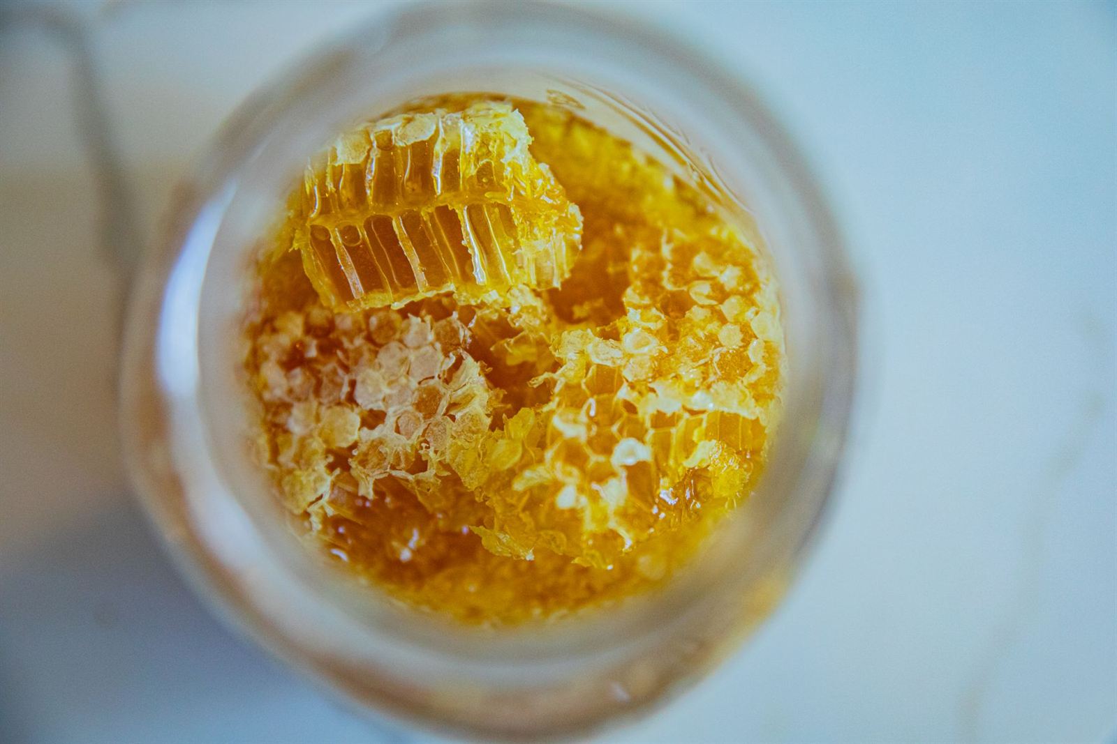 Rayon de miel dans un pot en verre