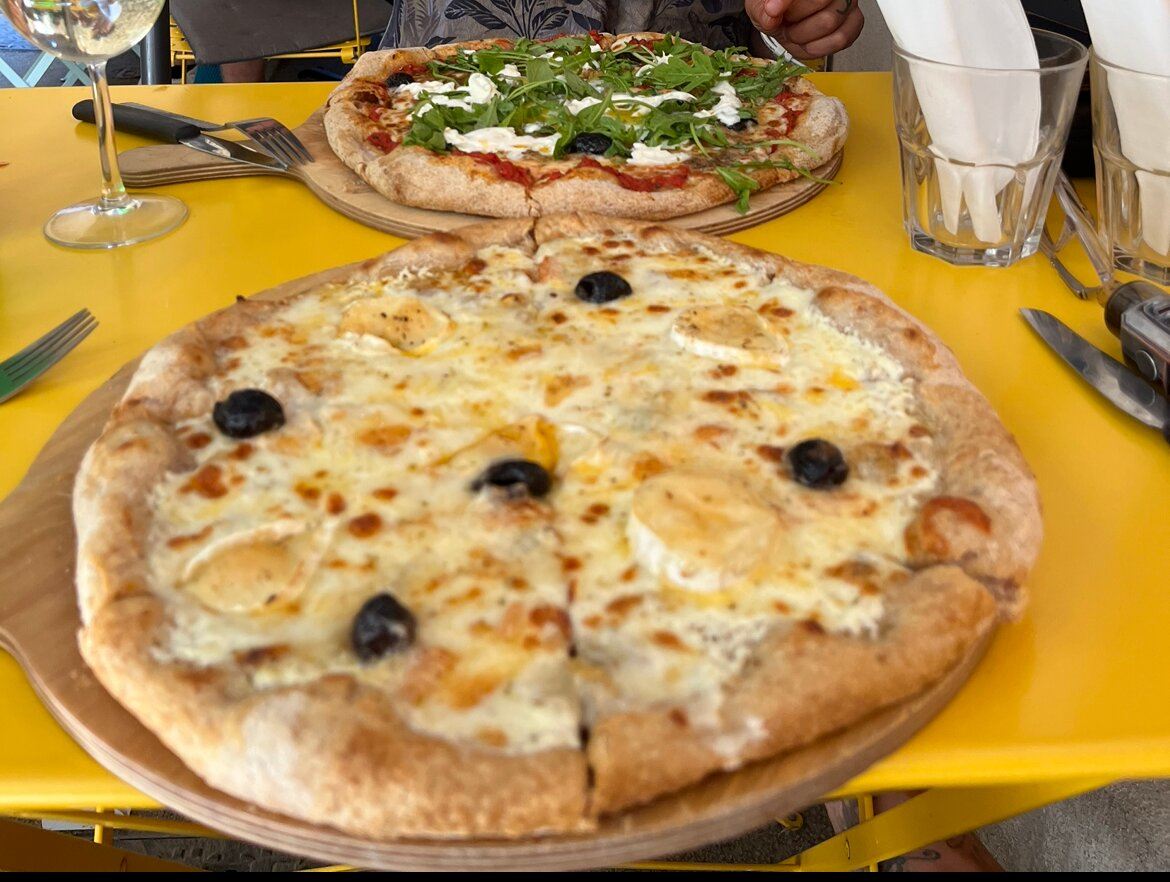 Pizza napolitaine sur une table jaune