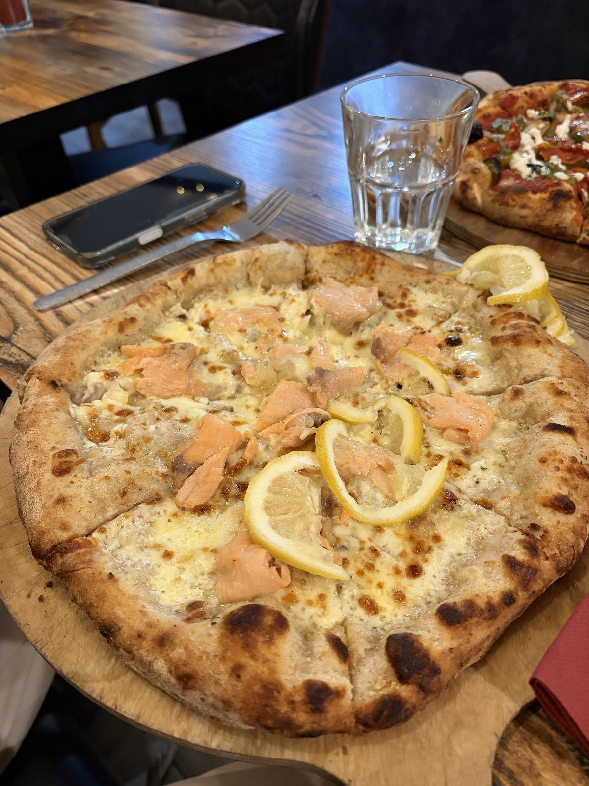 Pizza Océane au saumon fumé, aneth et citron