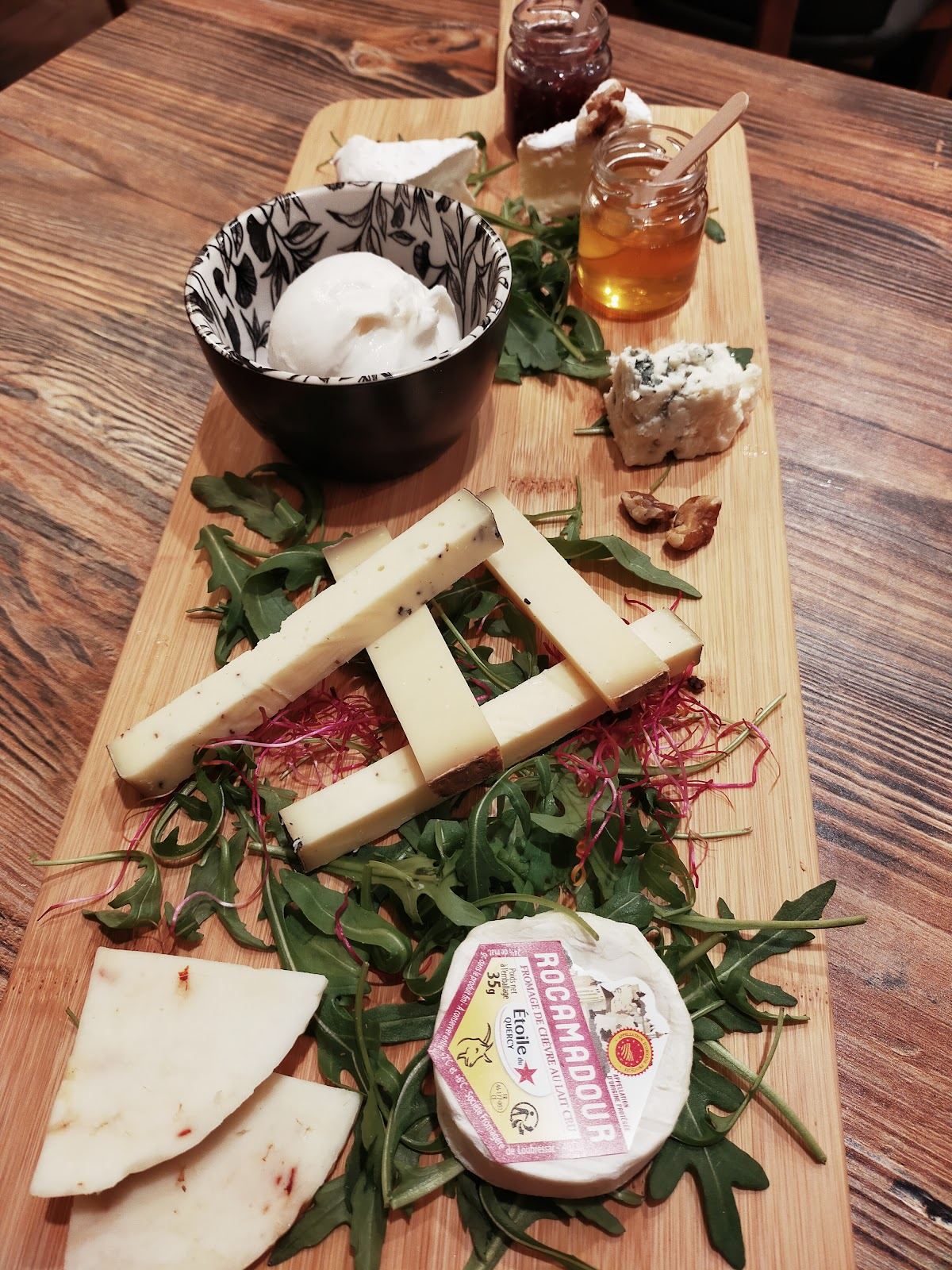 Planche de fromages avec rocamadour, comté, roquefort et miel