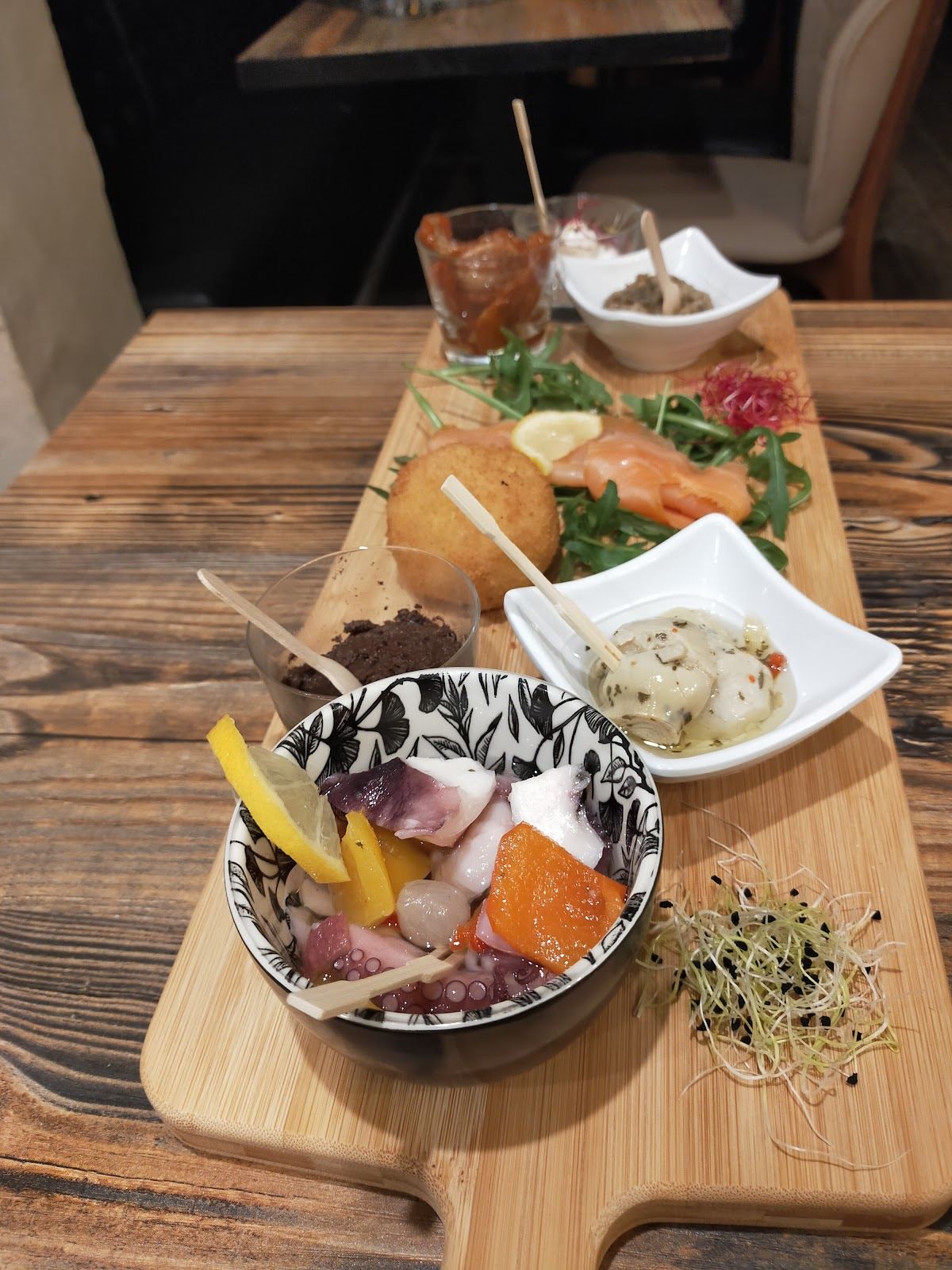 Planche de tapas : arancini, saumon, poulpe, tapenade